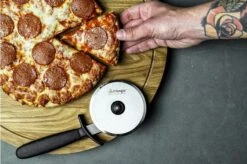Triangle Pizza Cutter, Blade Diameter: 10 Cm -Knives Shop TR505771007 05 triangle pizzasnijder tr505771007 04 sfeerfoto